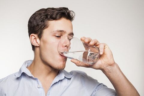 Instructions pour prendre les gélules avec un verre d'eau