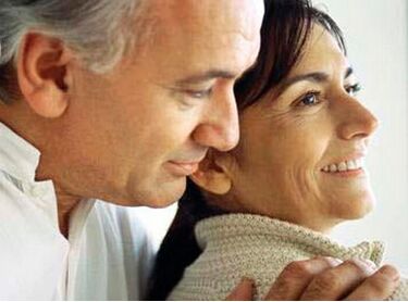 Femme et homme qui ont guéri la prostatite